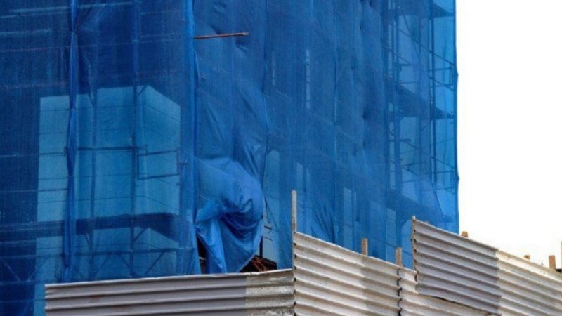 Characteristics of plastic netting protecting the facade of the building