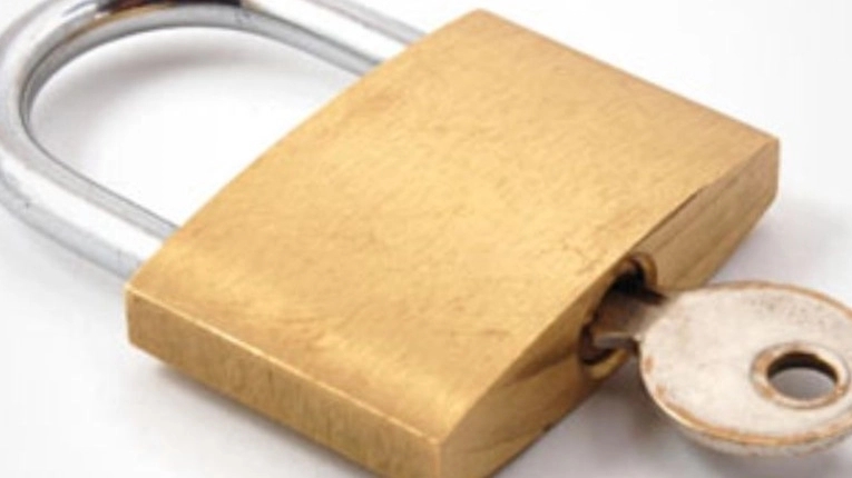 Lock and safe locking of the lock