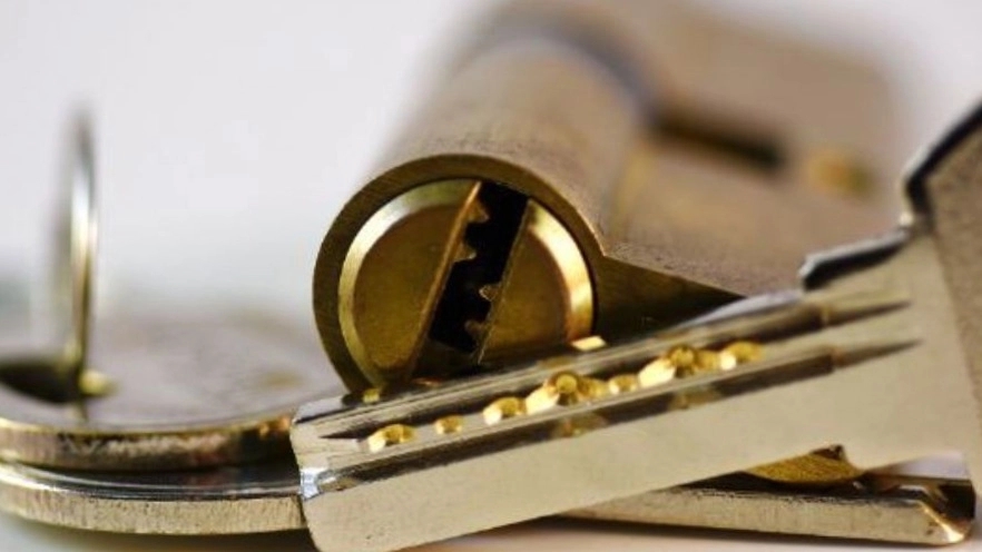 How is the service of the lock set and secure locking of the lock?