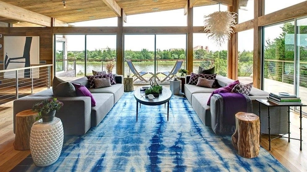 What are the characteristics of an interior decoration designer?