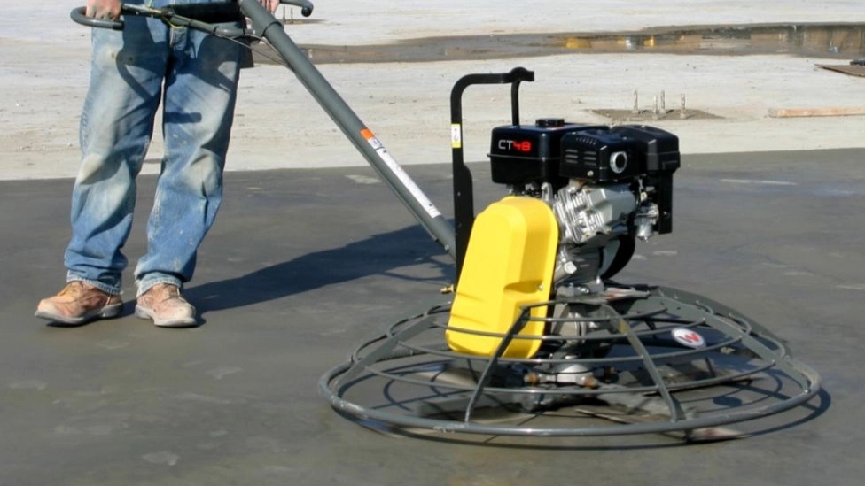 Concreting the floor with a butterfly trowel