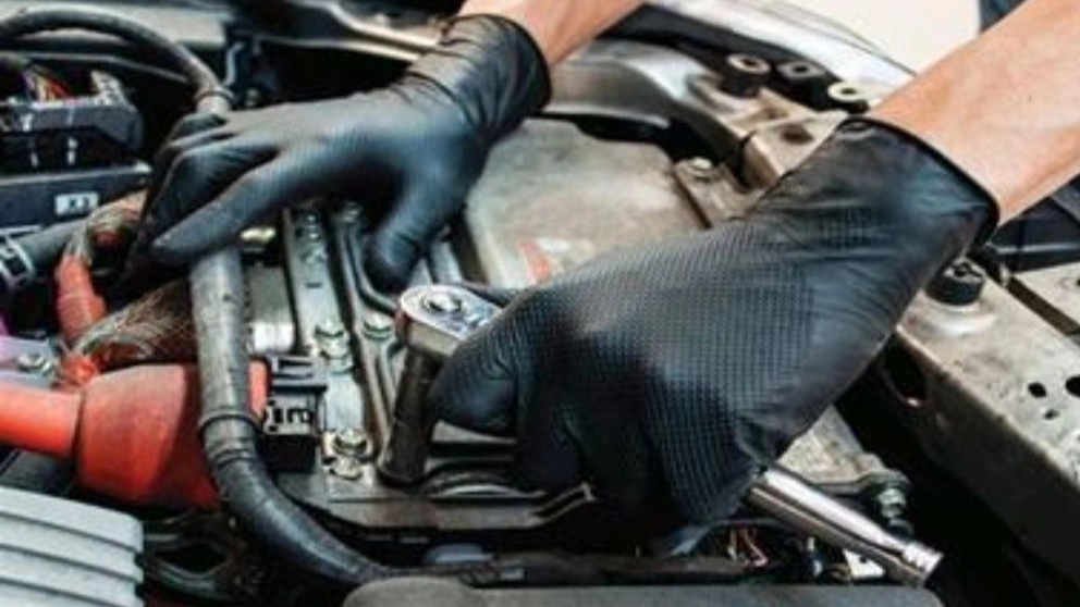 Mobile car repairer on site