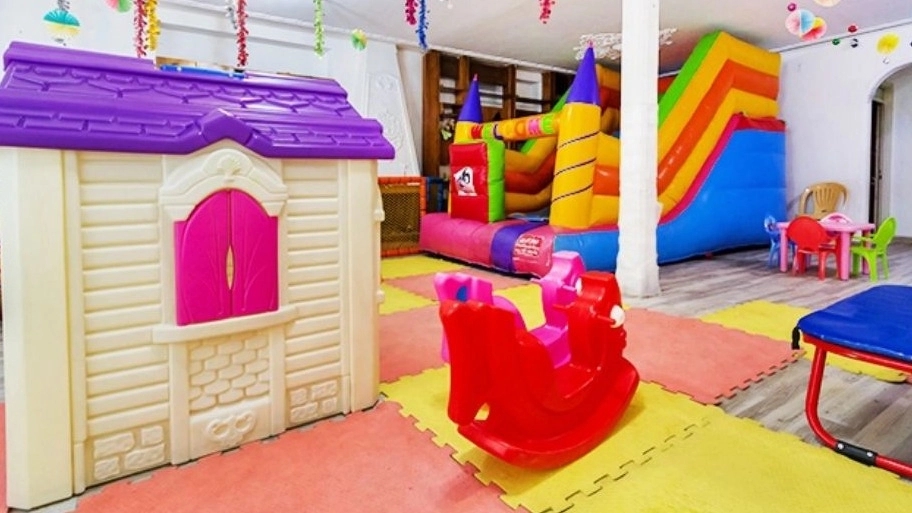 Children's house of small giraffes in Chalos