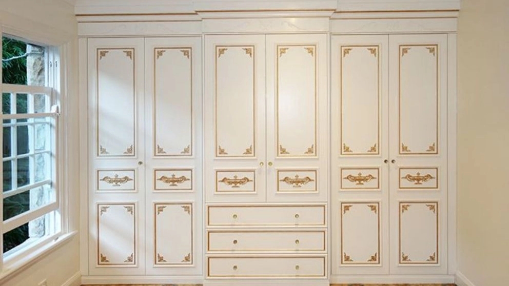 Types of classic wardrobes