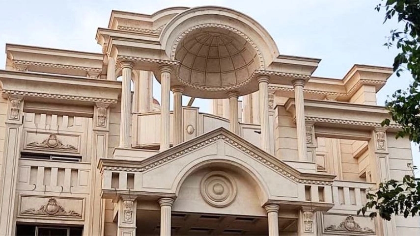 Roman stone facade and its features