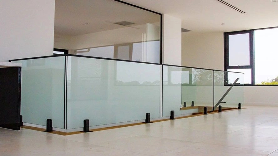 Features of glass handrail