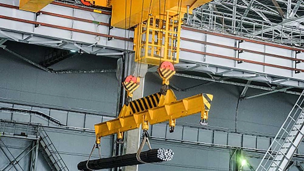 What is the difference between overhead crane and gantry crane?