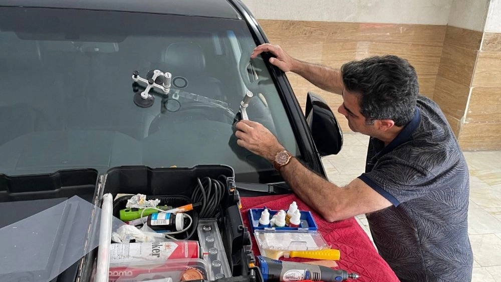 Car windshield stone corrosion repair in Tehran: preventing the glass from cracking with the 30-year expertise of Sorin Clinic
