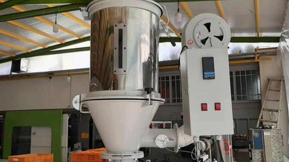Pneumatic plastic injection machine equipment