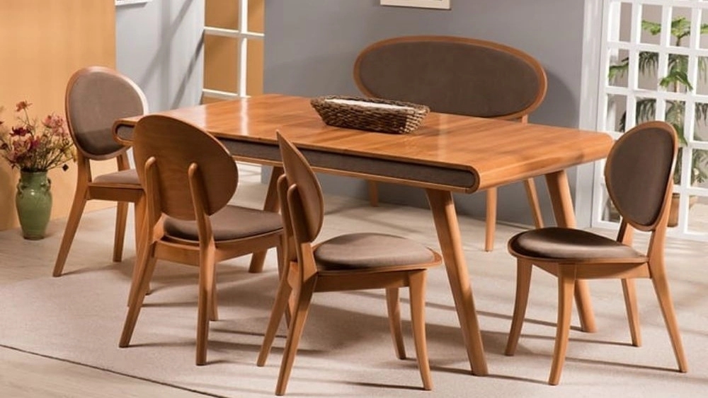 Advantages of different types of dining tables