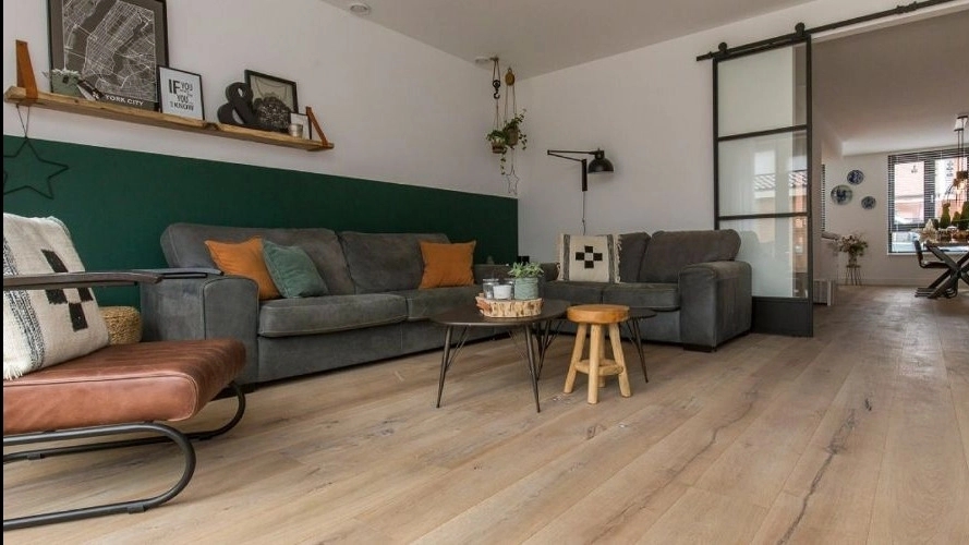 Construction clinic and implementation of flooring and cornice in Foman