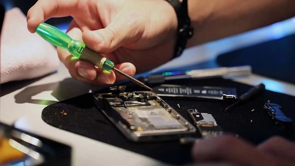 Mohammad's mobile phone repairs, all kinds of mobile hardware and software services in Tehran