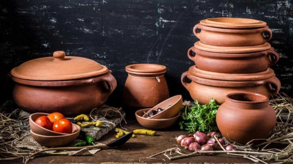 Clay dishes, their properties and the effect of clay on health