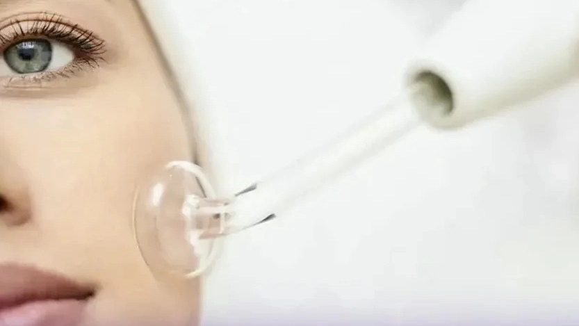 Facial cleansing services of Sana beauty salon in Tehran