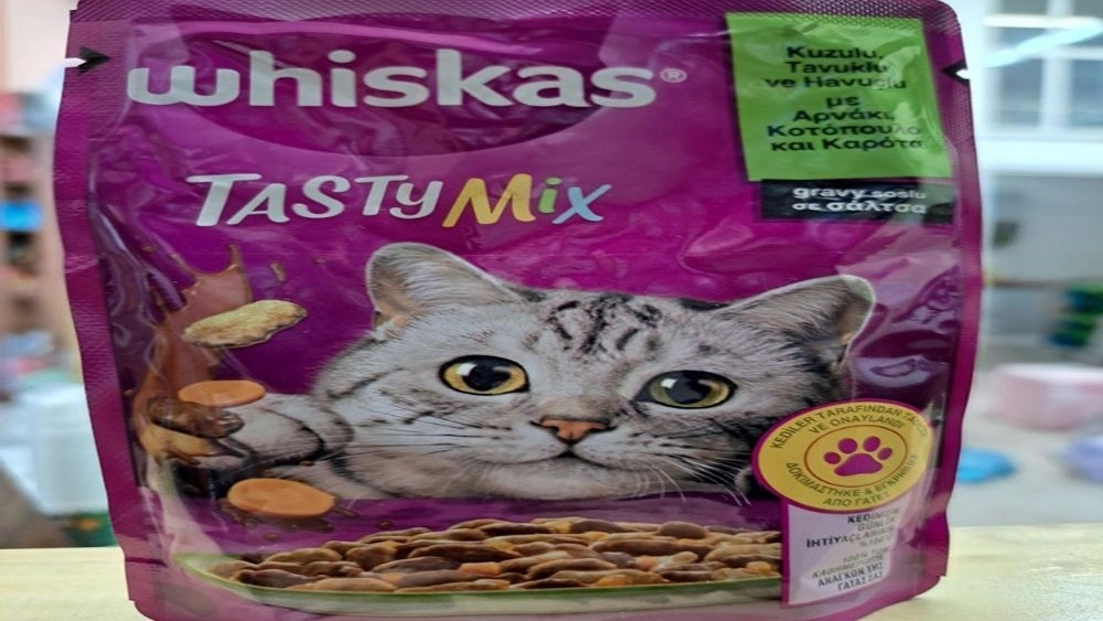Whiskas chicken and lamb cat mix
