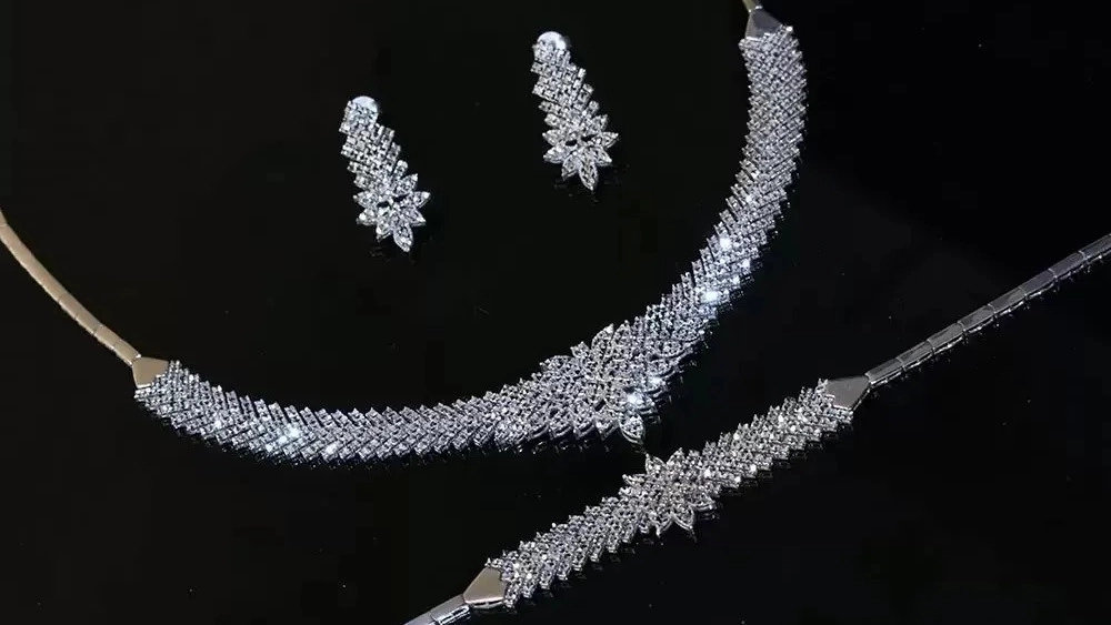Sale of gold service in Karveh