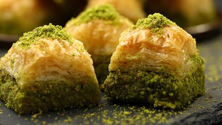 Production and sale of baklava in Isfahan