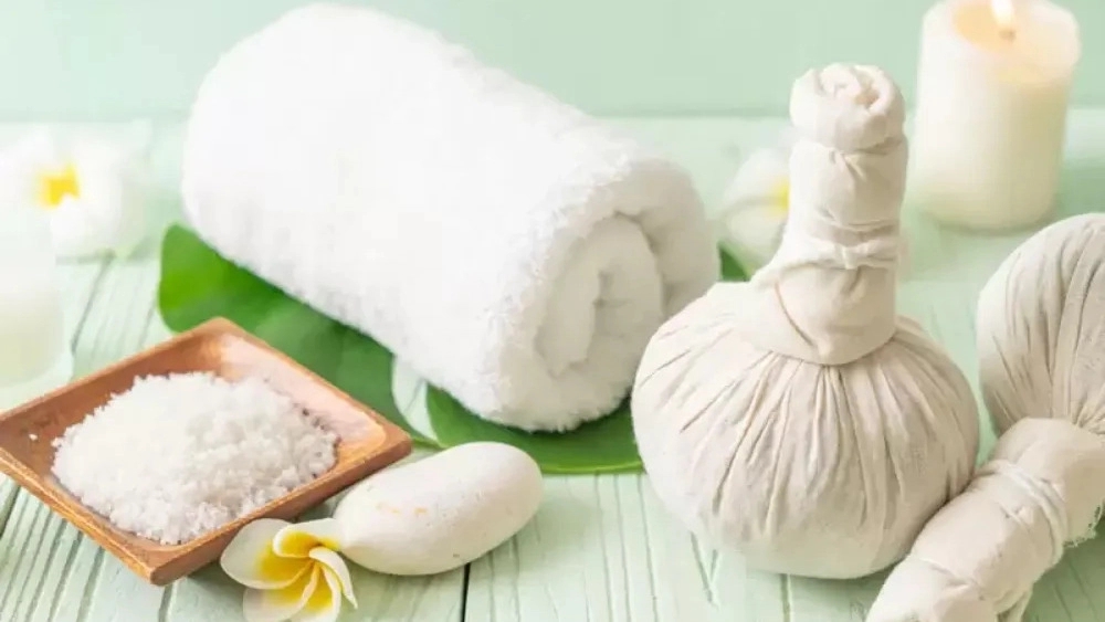 What is herbal compress massage?
