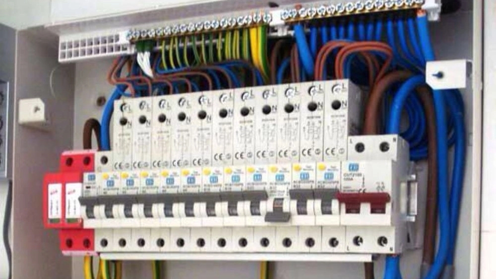 What is the function of waterproof aluminum resistance in the inverter switchboard?