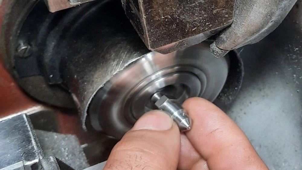 Centerless stone services with a diameter of 1 to 100 mm and stepper with micron accuracy