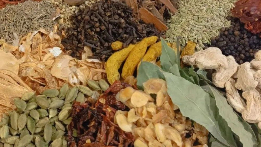 Ahvaz spices, sale of combined chicken and fish spices, thyme curry in Khuzestan