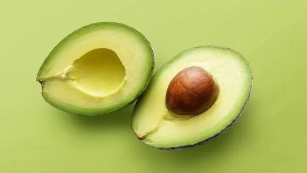 Selling the tropical fruit of avocado in Isfahan