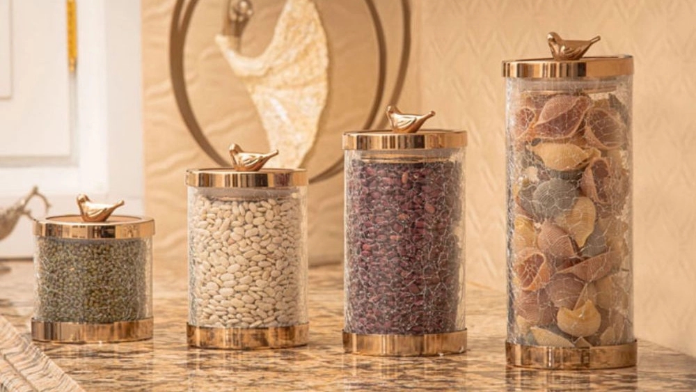 Selling a glass jar in Zanjan