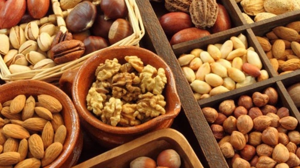 Selling dried fruits and nuts in Hashtgerd