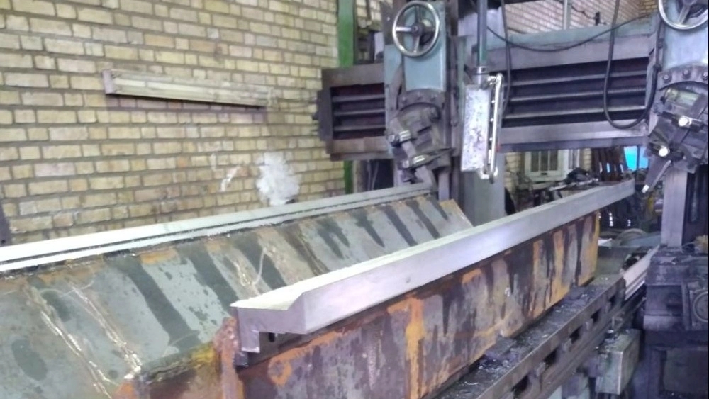 The first step of assembling the lower jaw of the bending machine