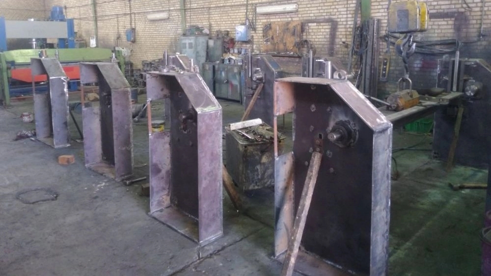 The second stage of assembling the upper jaw of the bending machine
