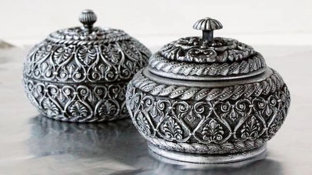 Buying old silverware in Tehran