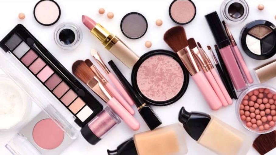 Selling cosmetics in Rasht