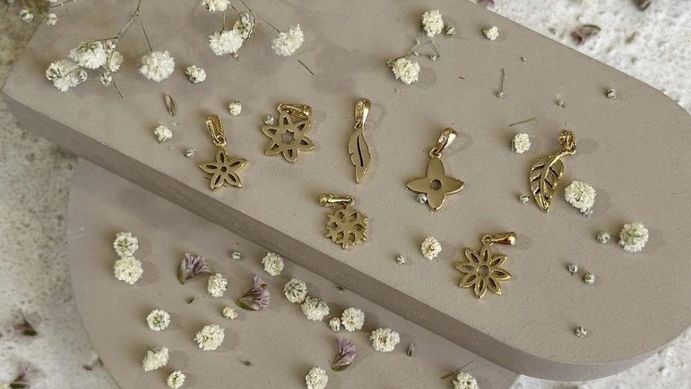 Amatis Gold Gallery, selling services and half sets of gold enamel rings in Tehran
