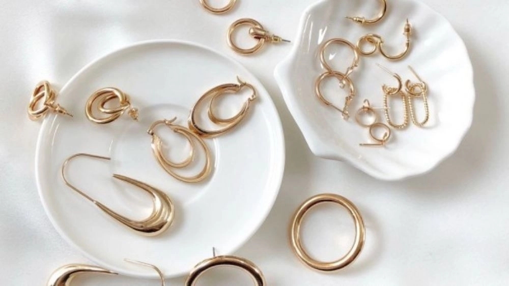 Sale of minimal, low-paid gold and studded bangles in Shiraz