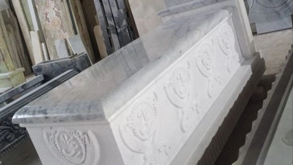Construction of tombstones in Behesht Zahra