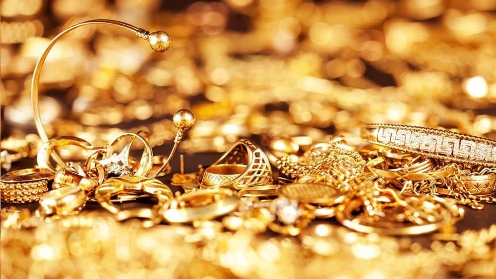 Sale of minimal gold at Aishan Gallery in Tabriz
