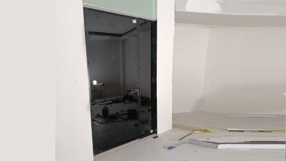 Installation of tempered glass and laminate in Isfahan