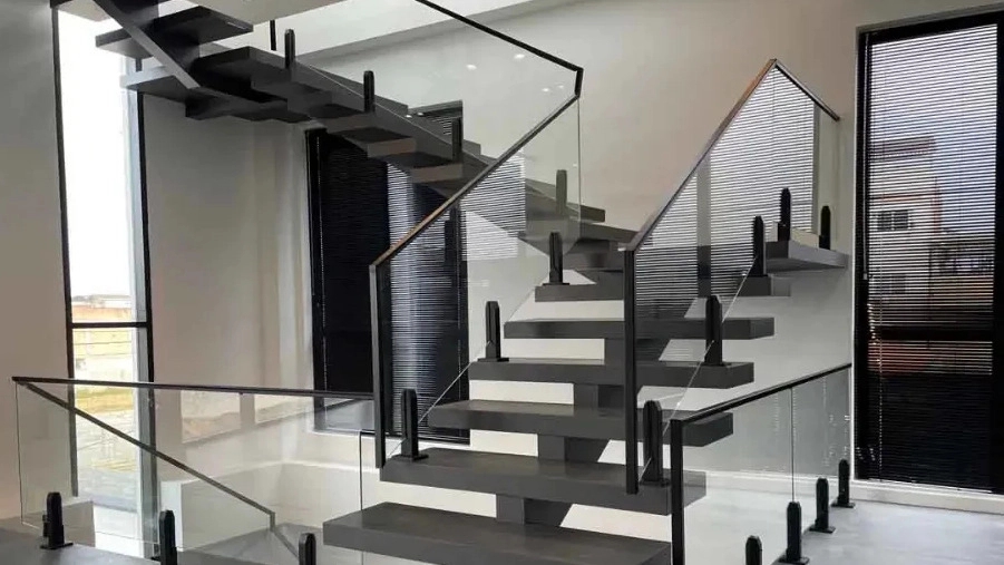 Installation of glass fence in Lahijan