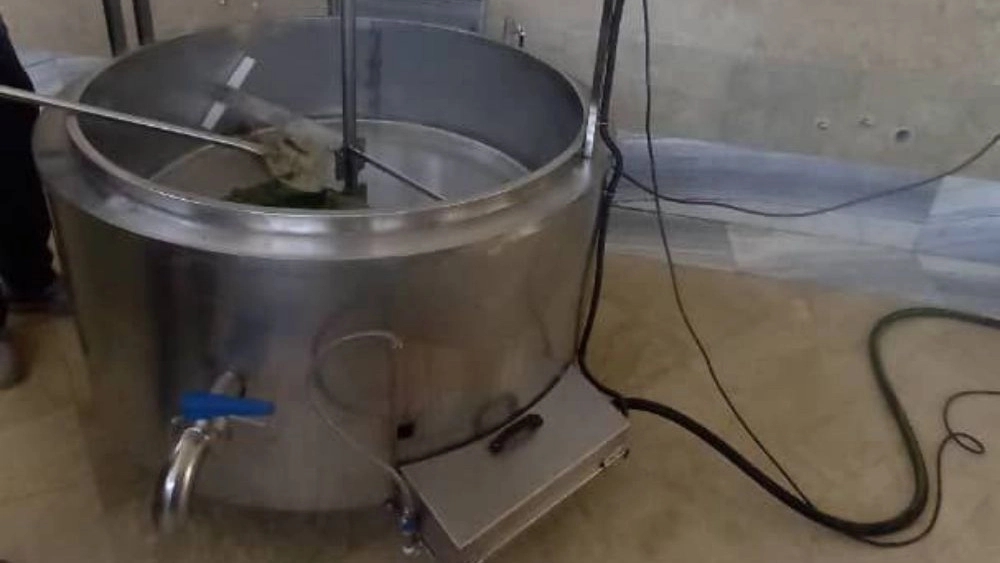 Making a single-walled boiler with drain and outlet valve