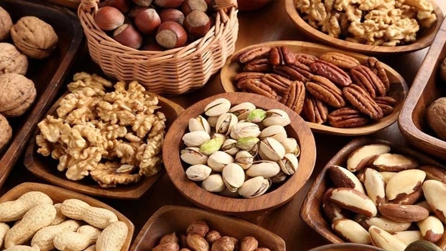 Selling all kinds of nuts in Isfahan
