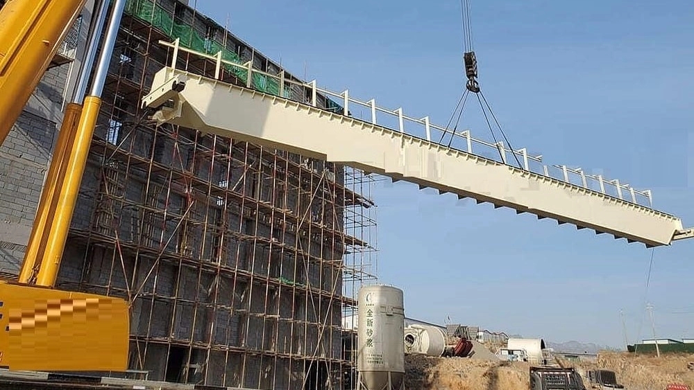 A crane for carrying block beams and building materials in Yazd