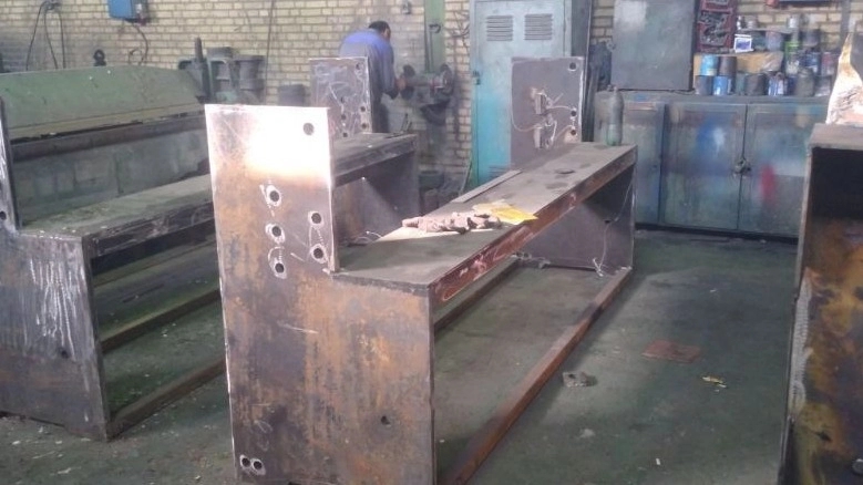 The second stage of assembling the table of the guillotine machine