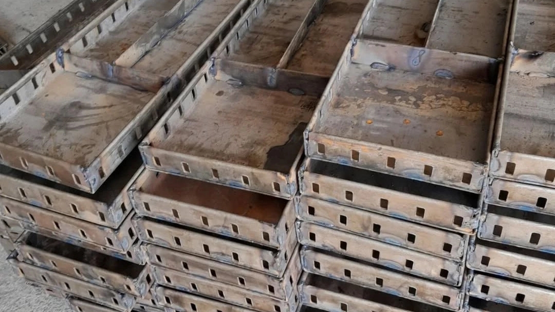 Production and sale of bent edge concrete molds in the scene