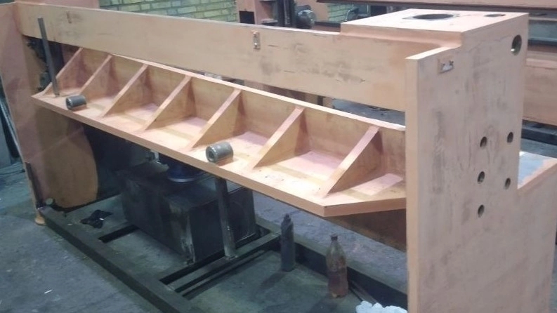 The fourth step of the putty work and the painting of the guillotine machine