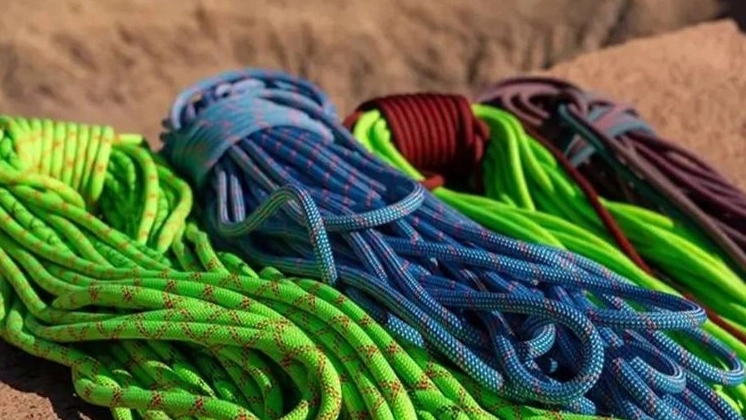 Production of silk ropes in Yazd
