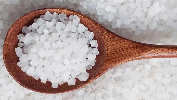 Selling a variety of edible salt in Nahavand