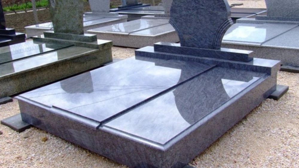 Sale and cut of tombstones in Tehran