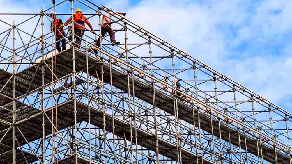 Installation of metal scaffolding in Zahedan