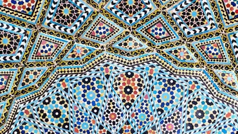 The art of mosaic tile and seven -color tile design in Qom's traditional and religious views