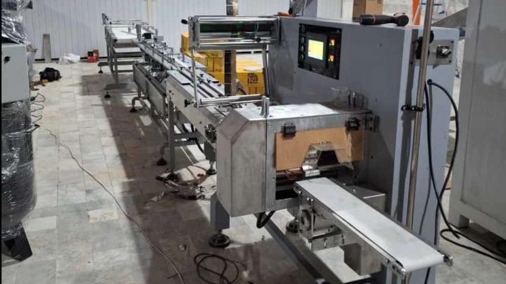 Chocolate packing machine with feeder system
